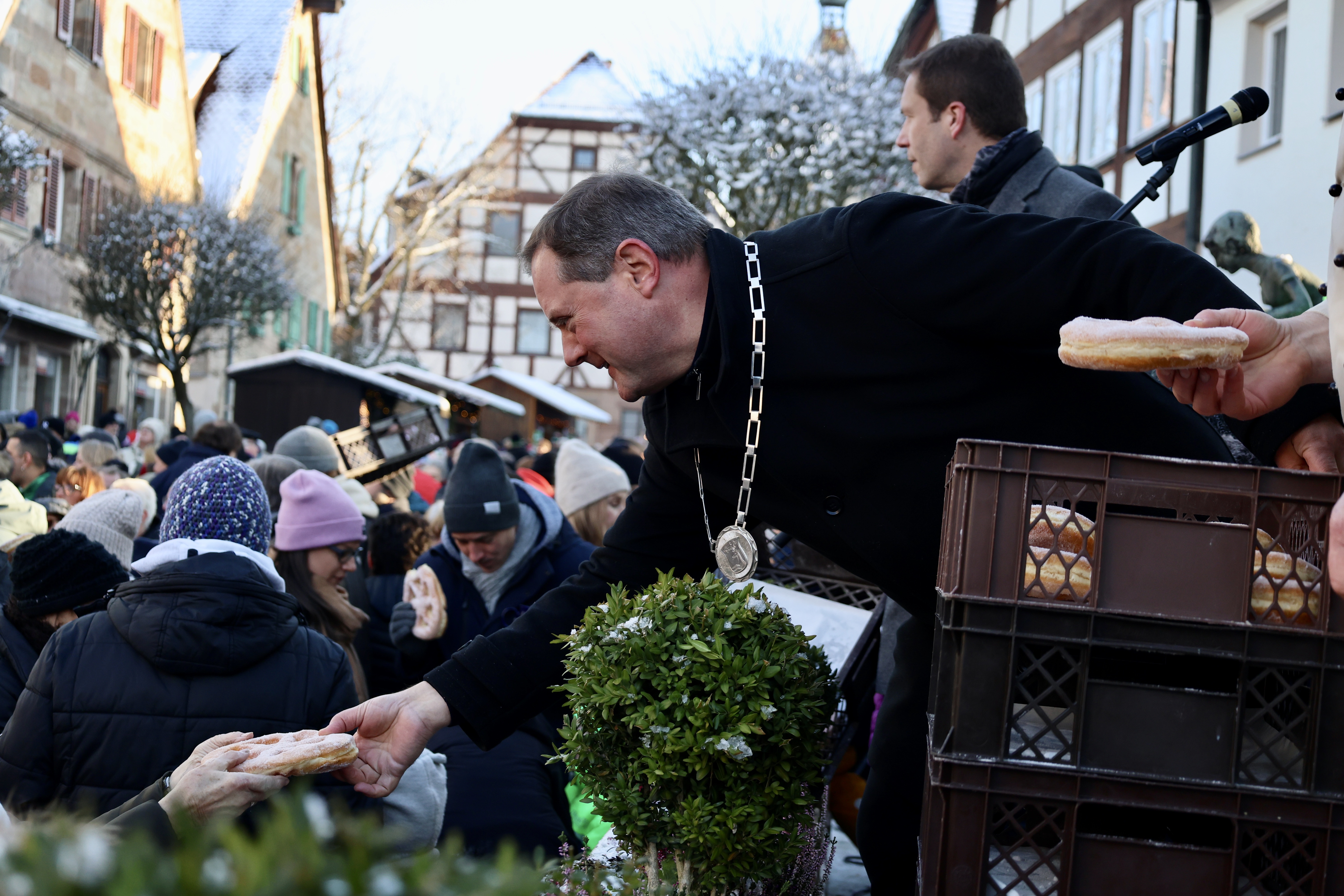 Bürgermeister Bernd Obst und Landrat Matthias Dießl teilen Adventssterne aus