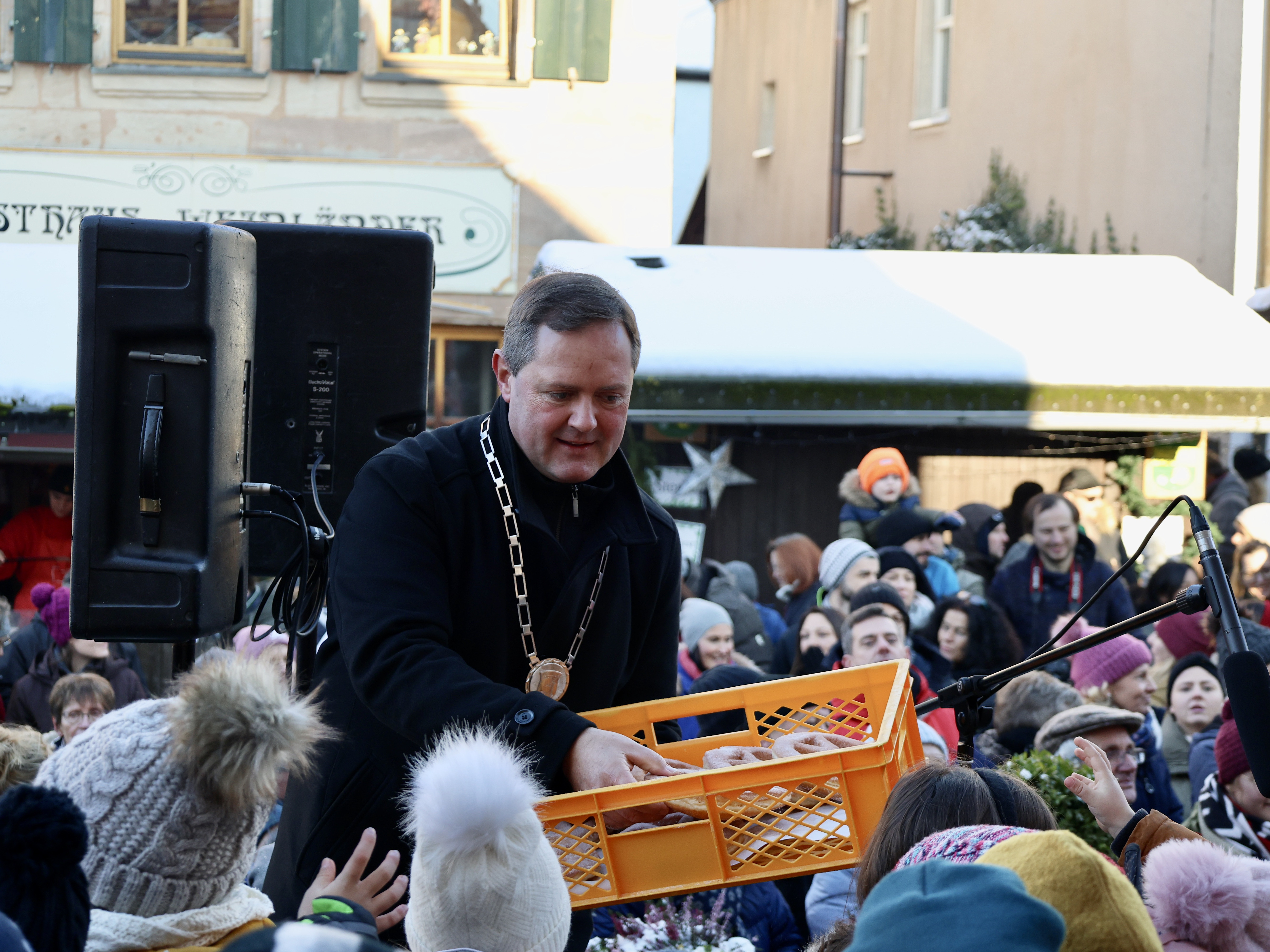 Bürgermeister Bernd Obst teilt Adventssterne aus
