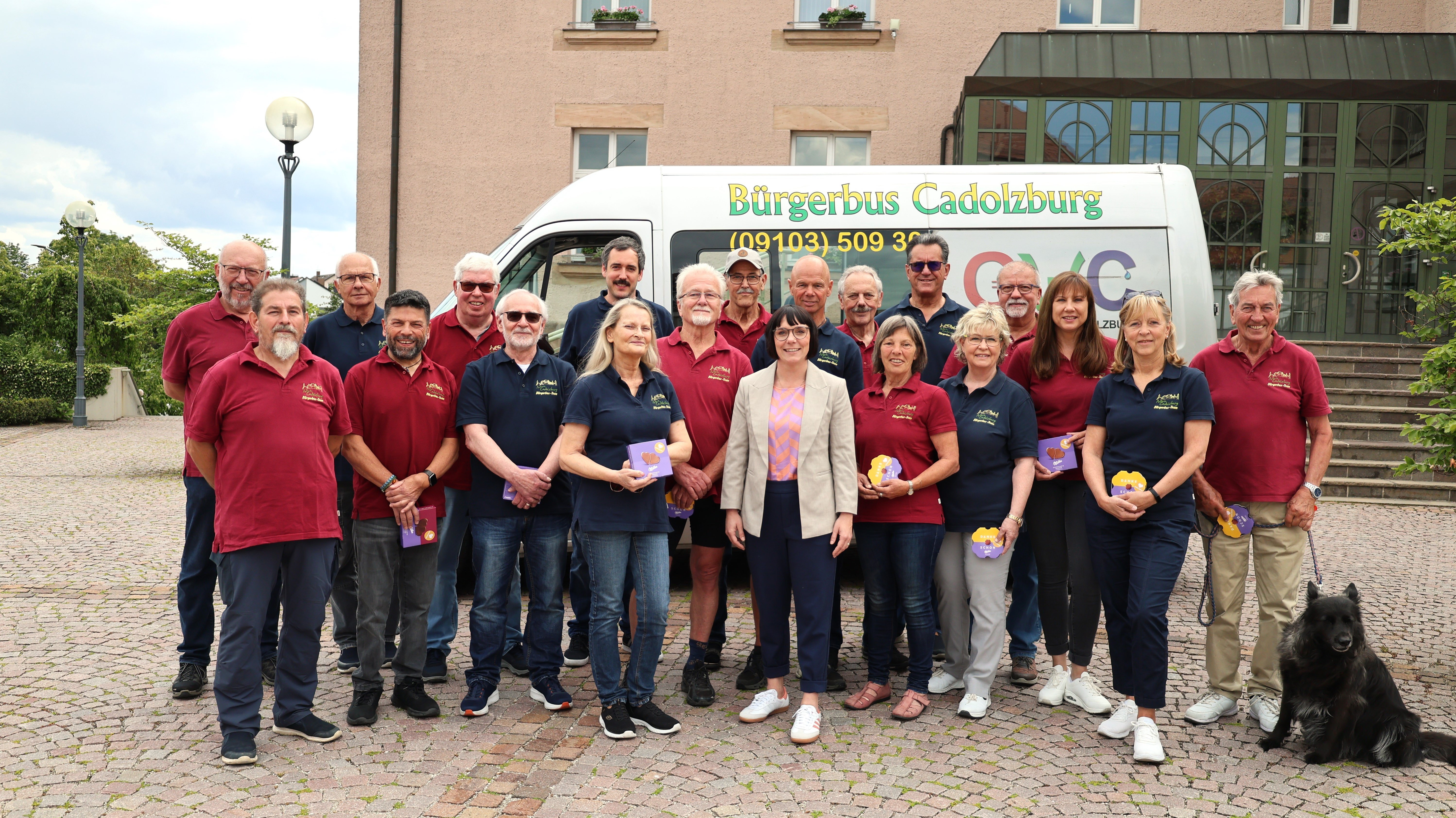 Unsere Bürgerbus-Fahrerinnen und -Fahrer mit Erster Bürgermeisterin Sarah Höfler