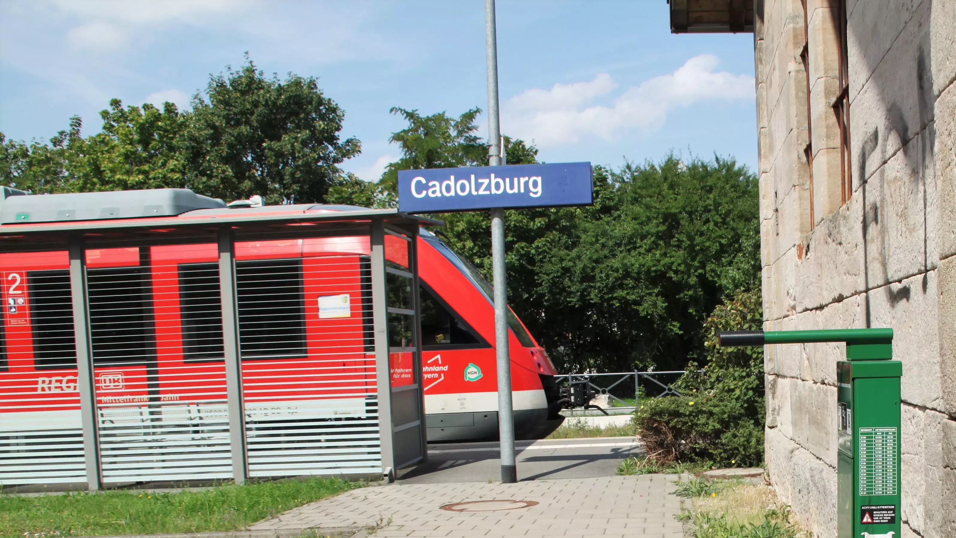 Zug am Bahnhof in Cadolzburg