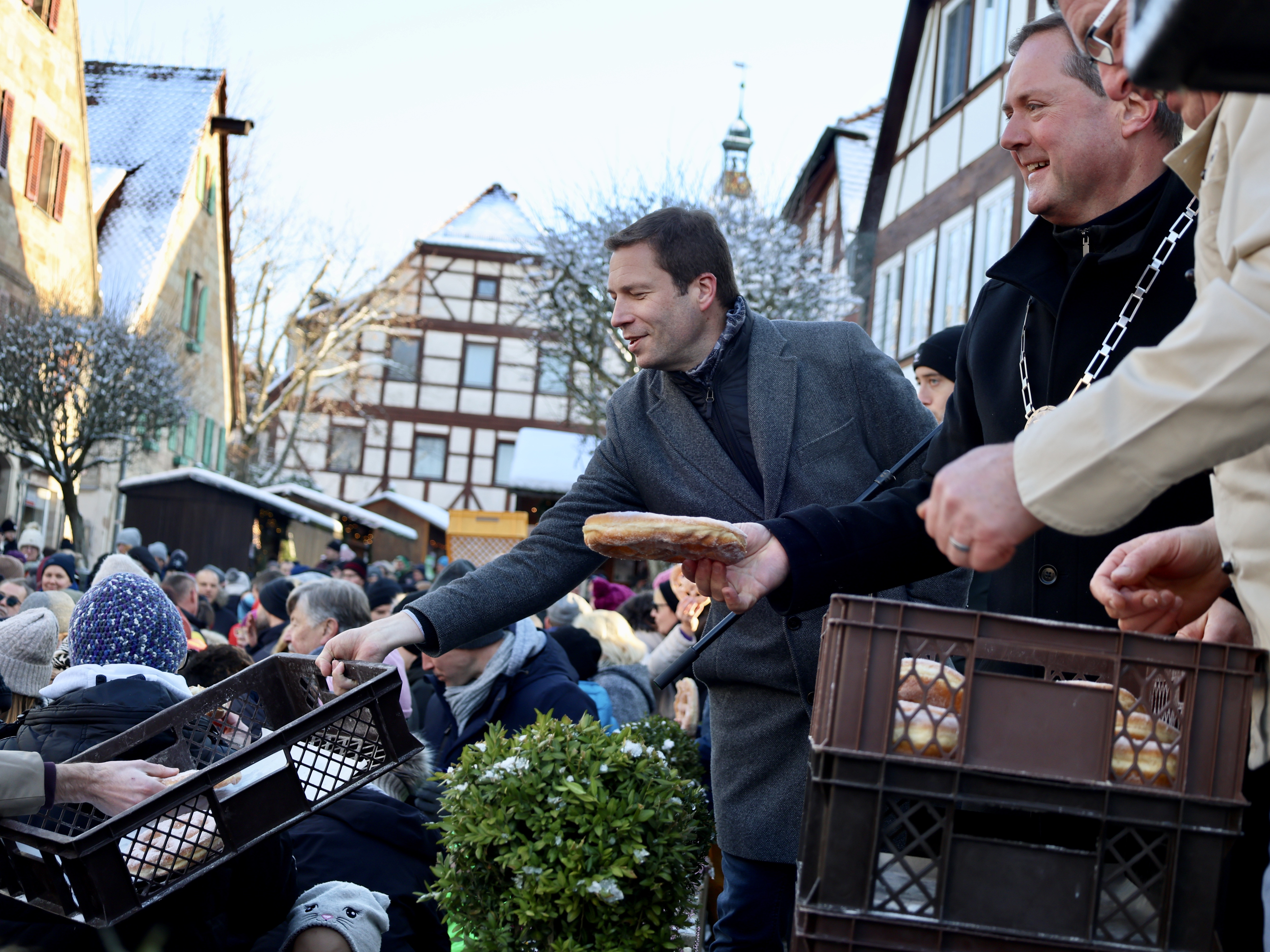 Bürgermeister Bernd Obst und Landrat Matthias Dießl teilen Adventssterne aus