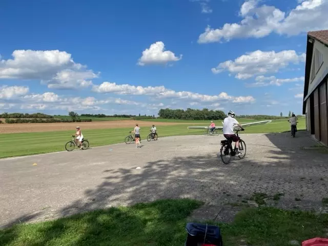 Fahrradfahrer auf dem Seckendorfer Flugplatz