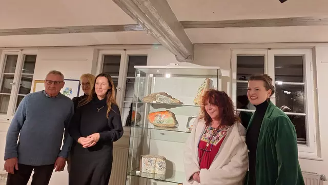 Gruppenbild bei der Ausstellungseröffnung mit 2. Bürgermeister Georg Krauß, Evelyn Landorff und Museumsleitung Susanne Wagner-Arenz