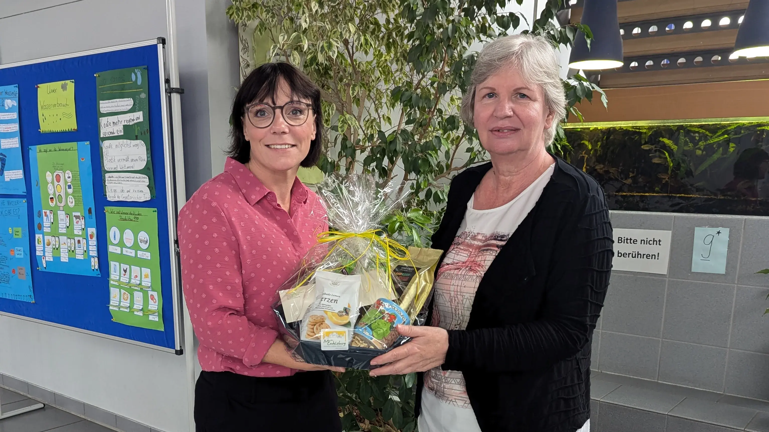 Bürgermeisterin Sarah Höfler übergibt Geschenk an Rektorin Frau Bürkel