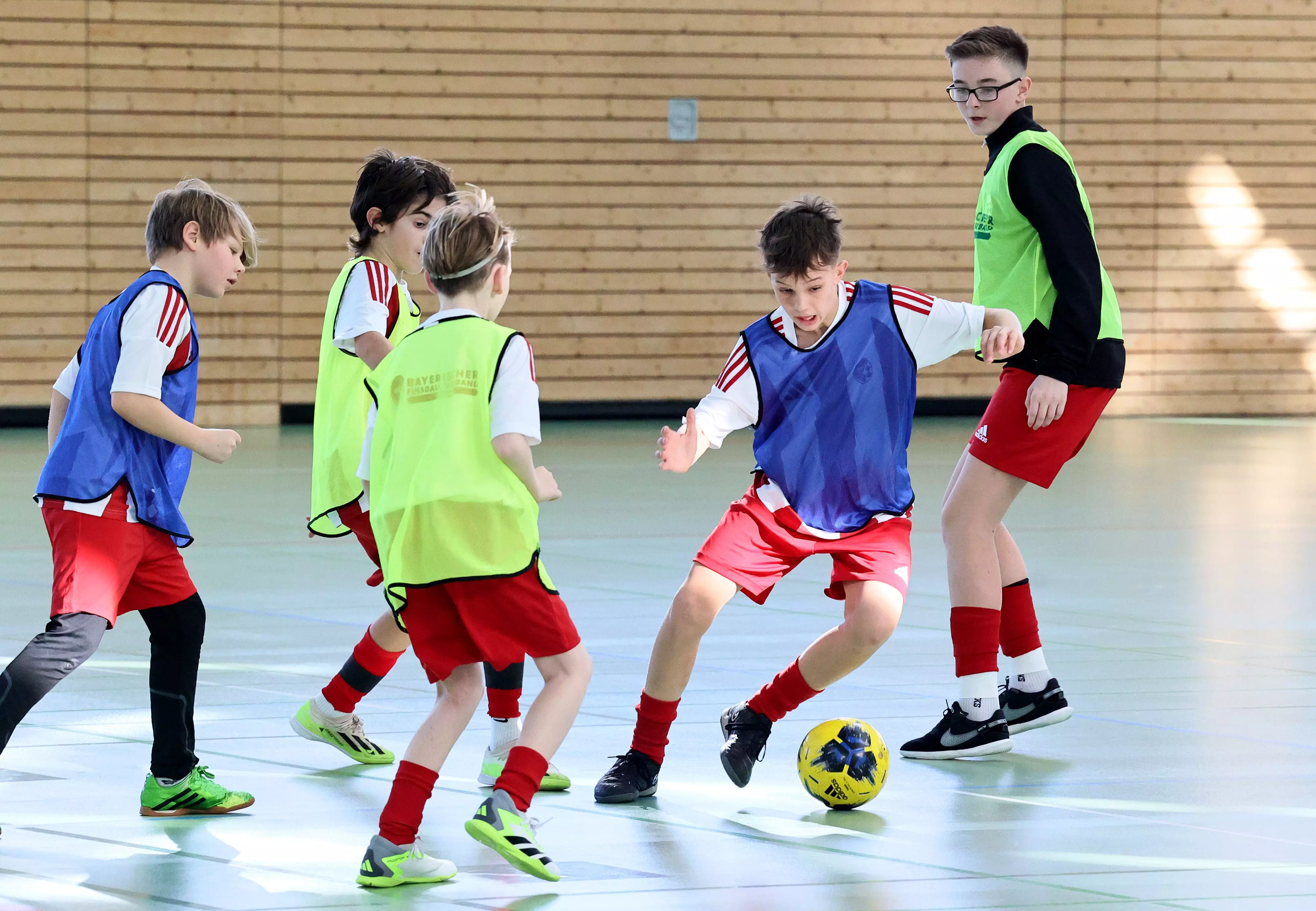 BFV-Feriencamp Oberhaching - Jungs spielen Fussball in der Turnhalle